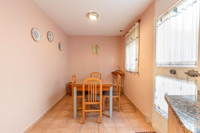 Casas en venta y pisos alquiler - 3