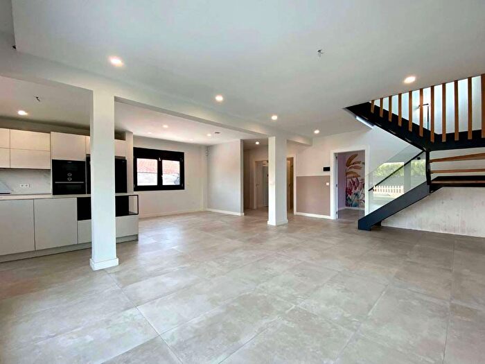 Casas en venta y pisos alquiler - 1