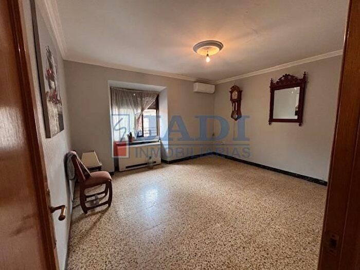 Casas en venta y pisos alquiler - 3
