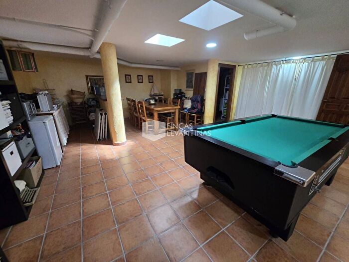 Casas en venta y pisos alquiler - 3