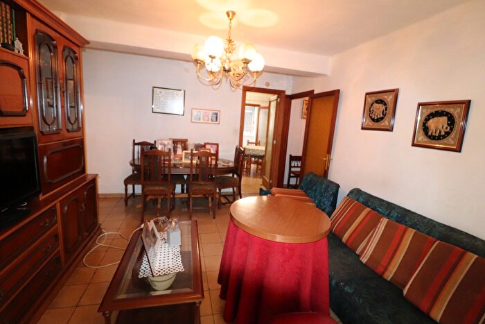 Casas en venta y pisos alquiler - 3