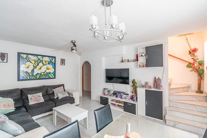 Casas en venta y pisos alquiler - 3