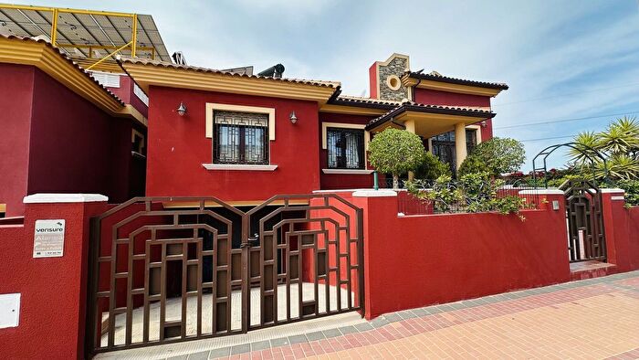Casa en venta en Algorfa, Alicante de 4 habitaciones