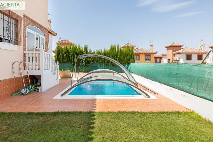 Casa en venta en Huétor Vega, Granada de 4 habitaciones