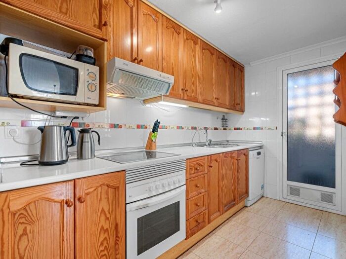 Casas en venta y pisos alquiler - 3