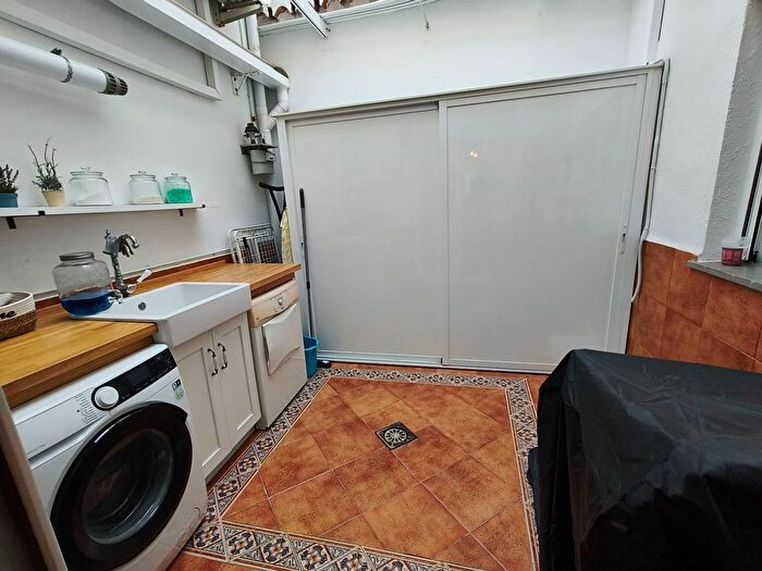 Casas en venta y pisos alquiler - 3
