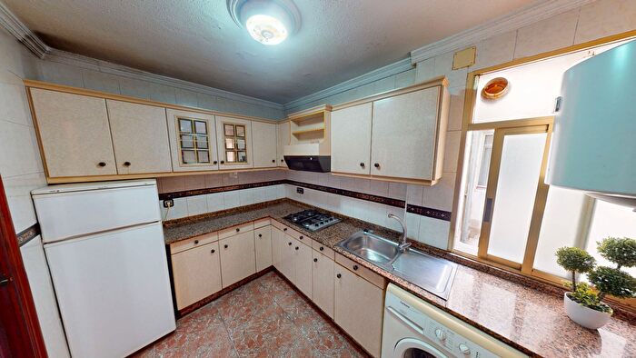 Casas en venta y pisos alquiler - 3