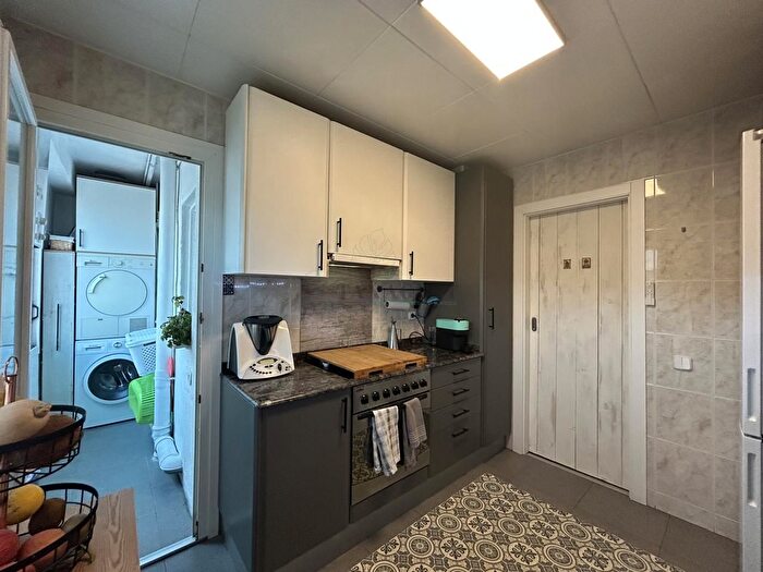 Casas en venta y pisos alquiler - 3