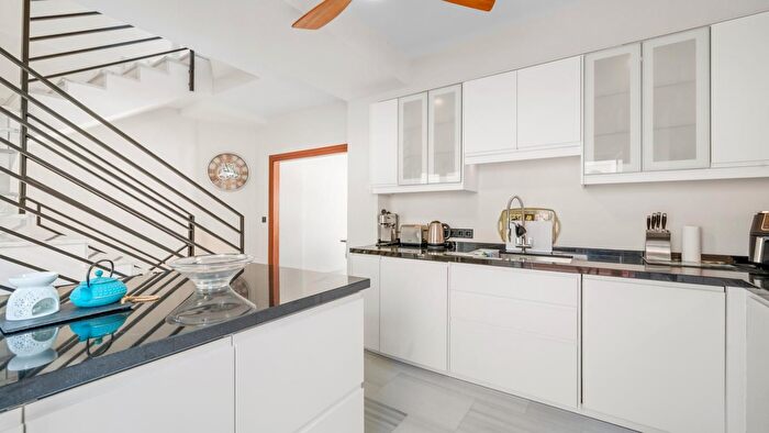 Casas en venta y pisos alquiler - 3