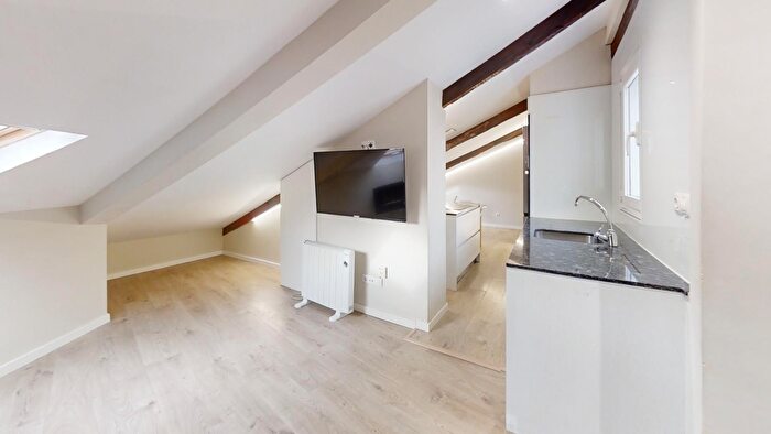 Casas en venta y pisos alquiler - 2
