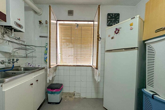 Casas en venta y pisos alquiler - 3