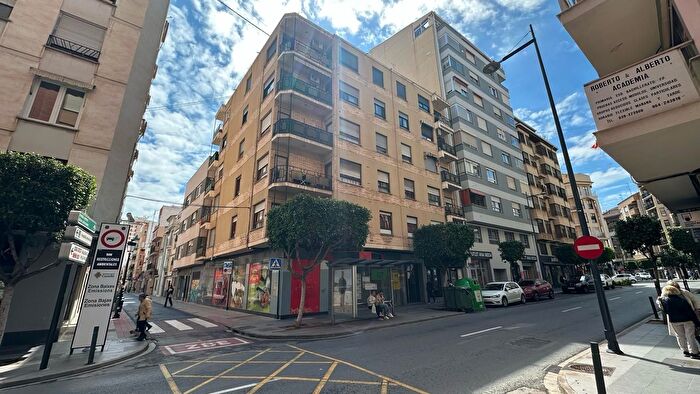 Casas en venta y pisos alquiler - 1