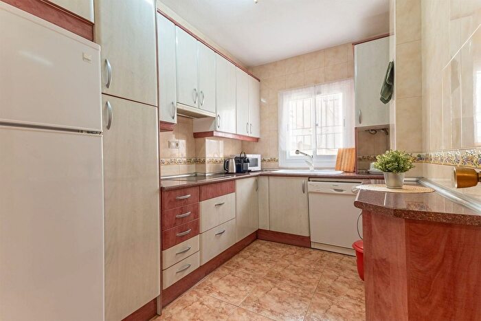Casas en venta y pisos alquiler - 3