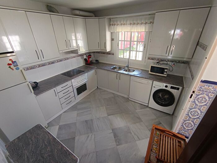 Casas en venta y pisos alquiler - 3