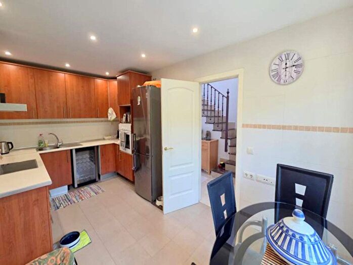 Casas en venta y pisos alquiler - 3