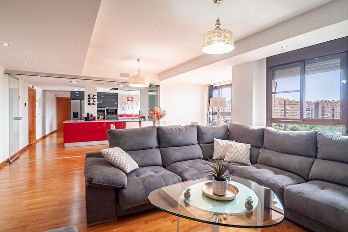 Piso en venta en San Blas, Paus Poligono San Blas de 5 habitaciones