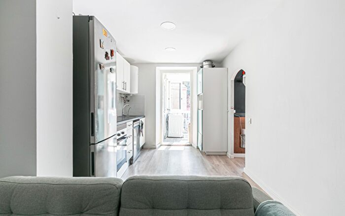 Casas en venta y pisos alquiler - 3