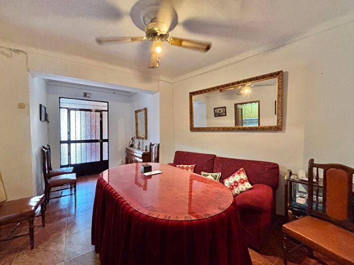 Casas en venta y pisos alquiler - 3