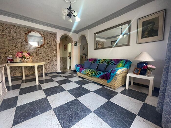 Casas en venta y pisos alquiler - 3