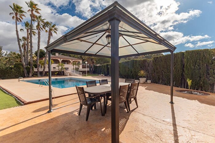 Casa en venta en Petrer, Alicante de 5 habitaciones