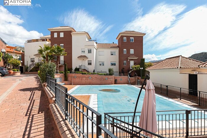 Casa en venta en Genil, Crta De la Sierra de 5 habitaciones