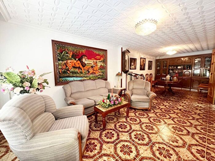 Casas en venta y pisos alquiler - 1