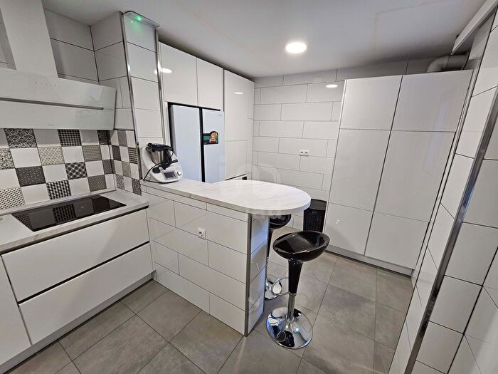 Casas en venta y pisos alquiler - 3