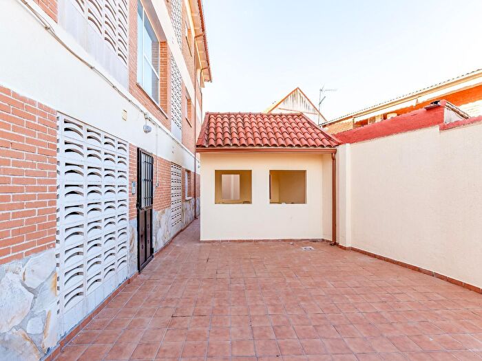 Casas en venta y pisos alquiler - 3