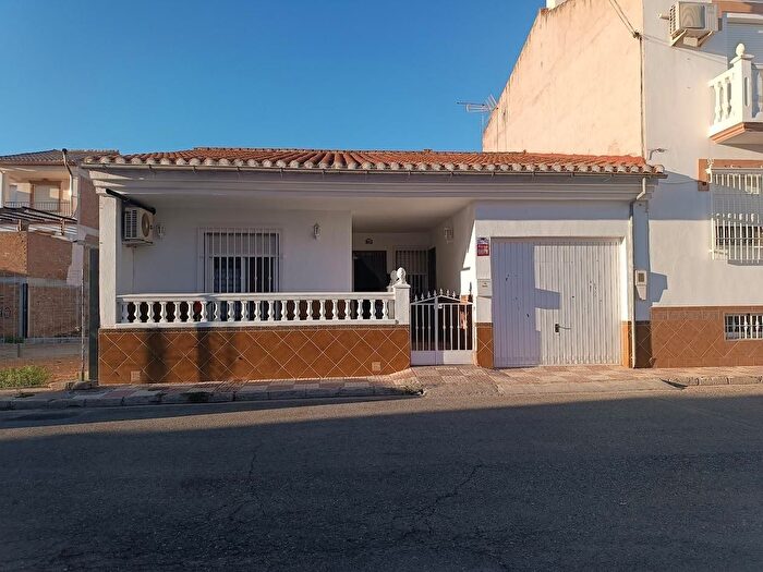 Casa en venta en Pinos Puente, Granada de 3 habitaciones