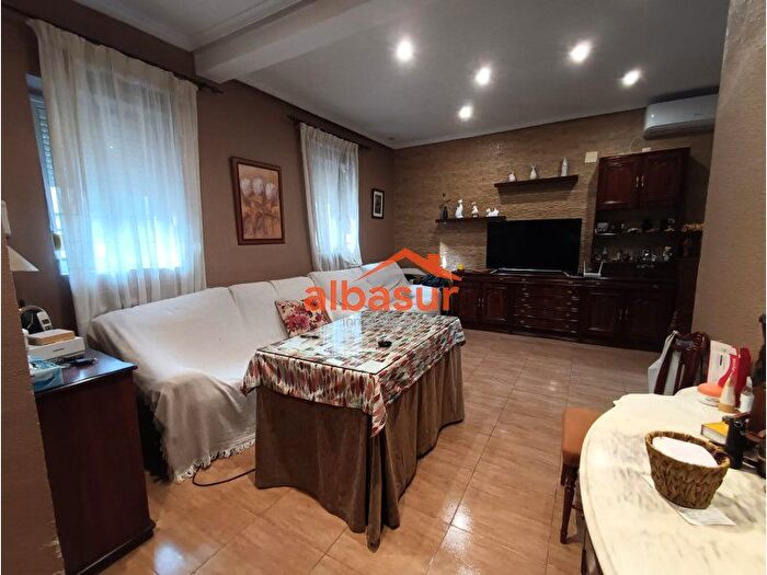 Casas en venta y pisos alquiler - 1