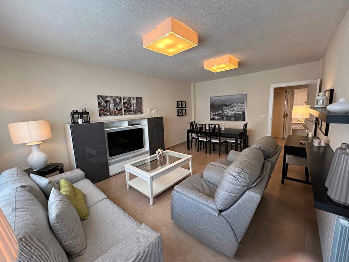 Casas en venta y pisos alquiler - 1