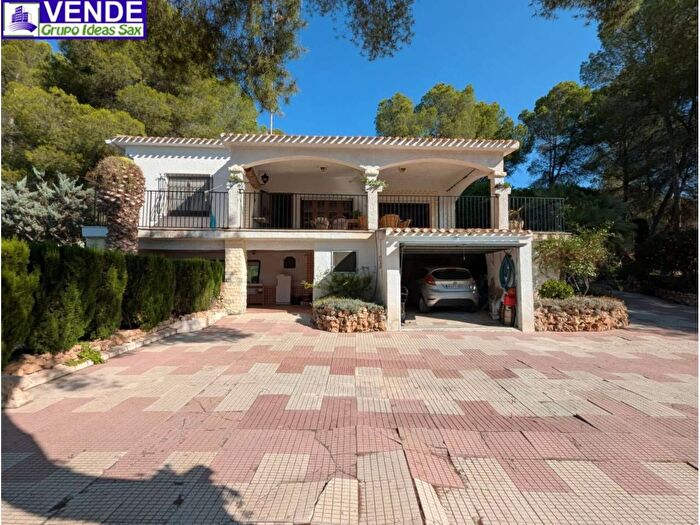 Casa en venta en Sax, Alicante de 4 habitaciones