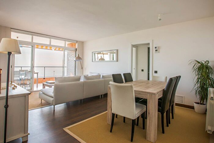 Casas en venta y pisos alquiler - 3