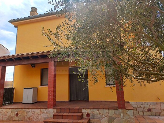 Casa en venta en Cruïlles Monells I Sant Sadurní de LHeura, Girona de 4 habitaciones