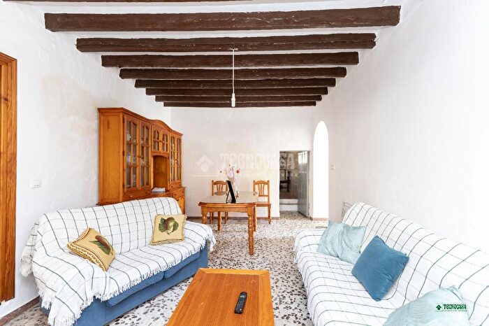 Casas en venta y pisos alquiler - 3