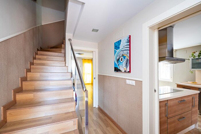 Casas en venta y pisos alquiler - 3