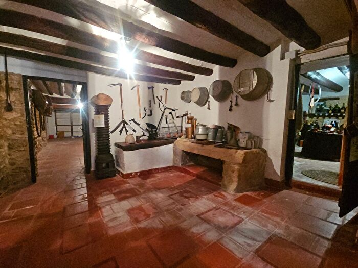 Casas en venta y pisos alquiler - 3