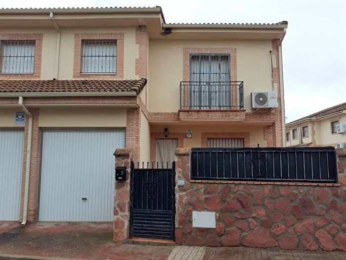 Casas en venta y pisos alquiler - 1