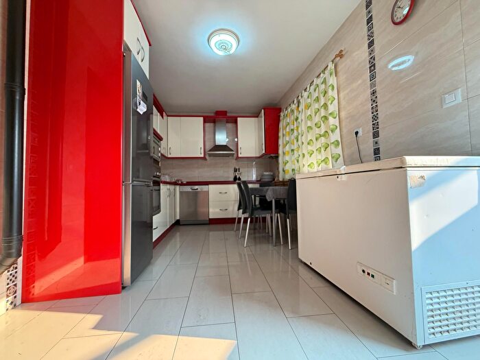 Casas en venta y pisos alquiler - 3
