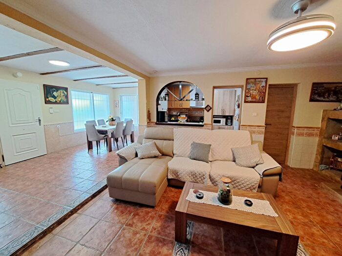 Casas en venta y pisos alquiler - 3