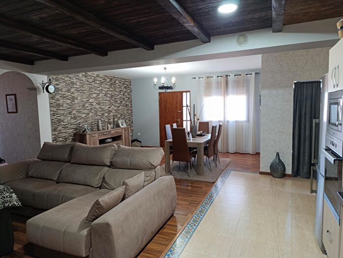 Casas en venta y pisos alquiler - 3