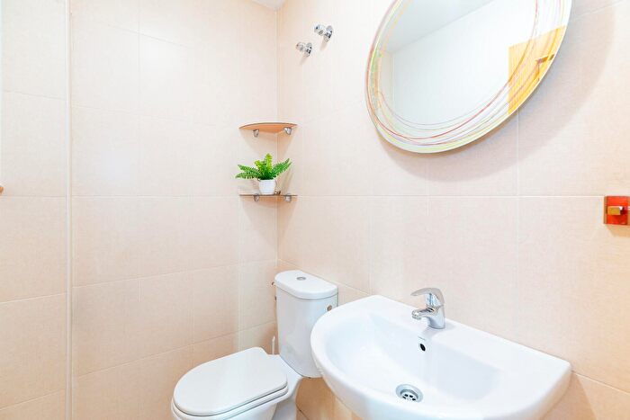 Casas en venta y pisos alquiler - 3