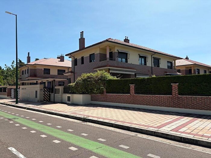 Casas en venta y pisos alquiler - 3