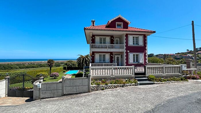 Casa en venta en Os Mallos, A Coruña Capital de 5 habitaciones