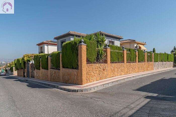 Casa en venta en La Zubia Ciudad, La Zubia de 4 habitaciones