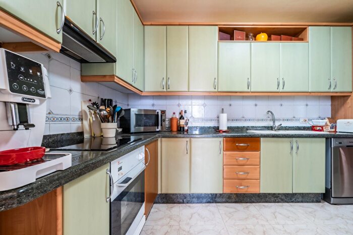 Casas en venta y pisos alquiler - 3