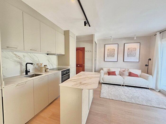 Casas en venta y pisos alquiler - 3