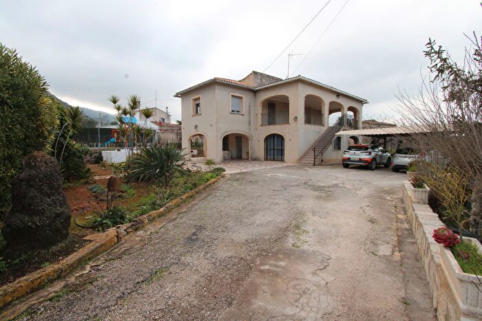 Casa en venta en Pedreguer, Alicante de 5 habitaciones