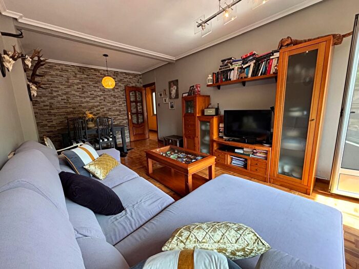 Casas en venta y pisos alquiler - 3
