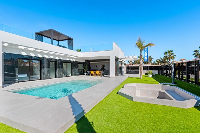 Casa en venta en Algorfa, Alicante de 3 habitaciones